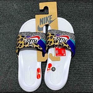 Women’s Nike Benassi Mult-Pattern Sandals. Size 6
